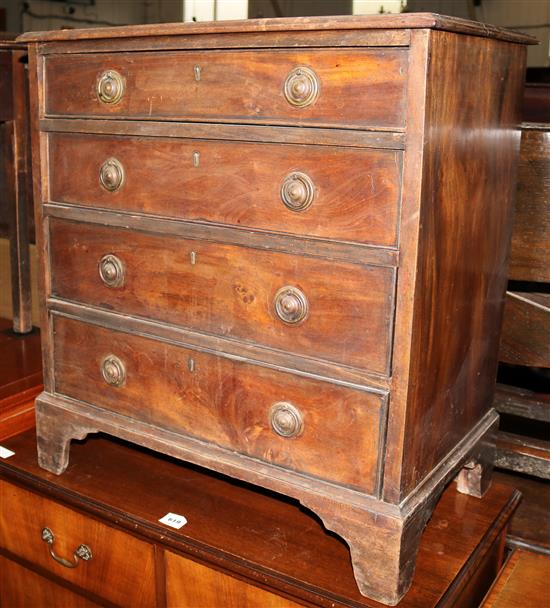 Antique mahogany bachelors chest(-)